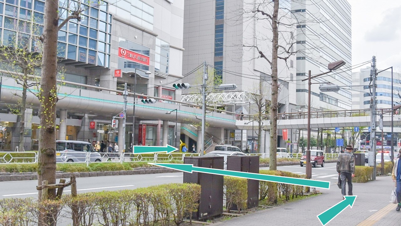 緑川通りの信号横断歩道を対側へ渡り、曙橋交差点へ向かいます。