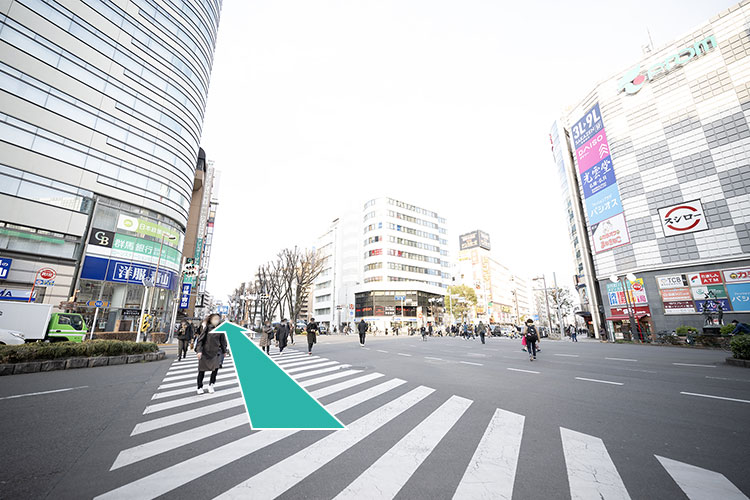 交差点を渡り、そのまま直進します。